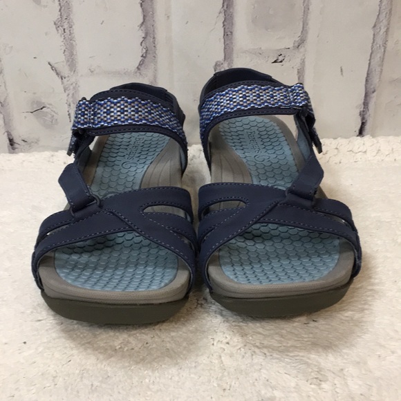 baretraps walking sandals